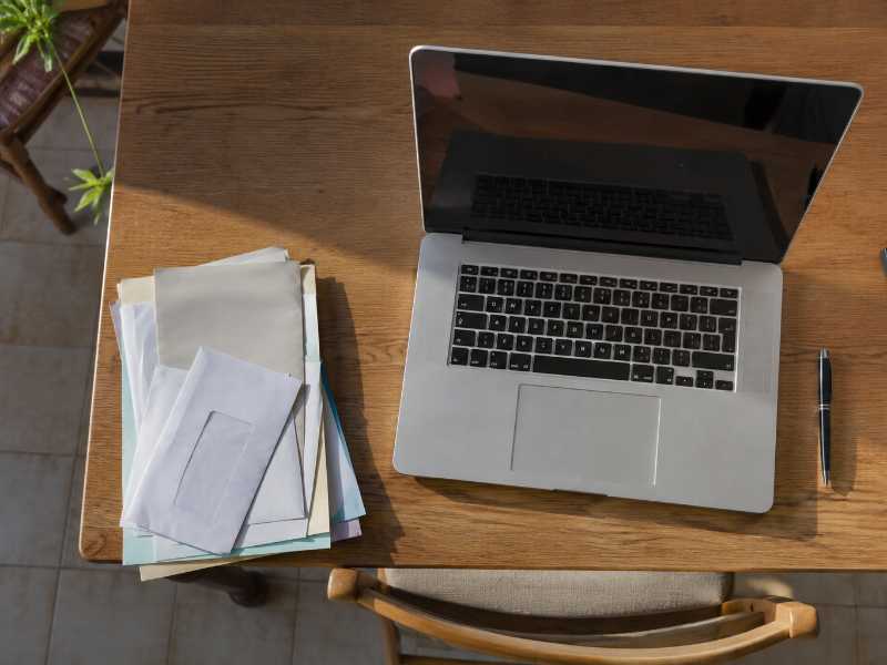 Dossier de changement d’adresse posé sur un bureau après un déménagement