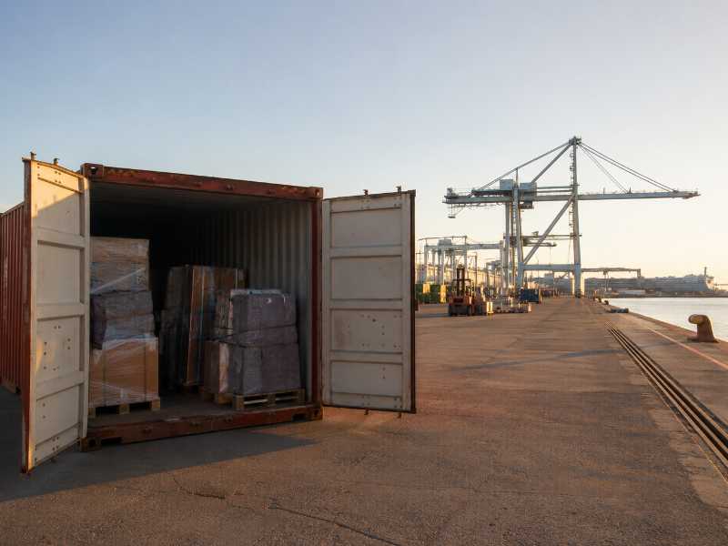 Conteneur maritime en cours de chargement sur le port du Havre