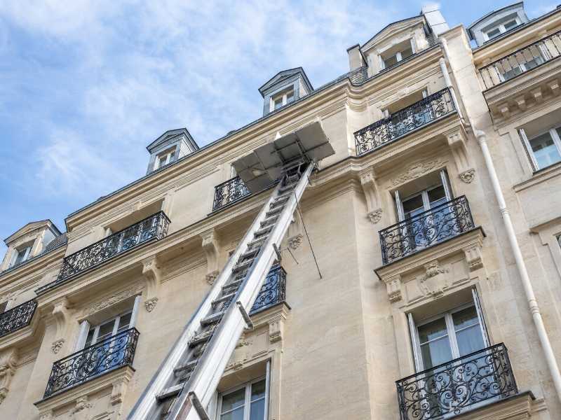 Monte-meuble déployé le long d’une façade d’immeuble parisien