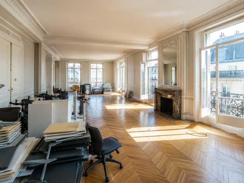 Plateau de bureaux parisien vidé avant un transfert d’entreprise