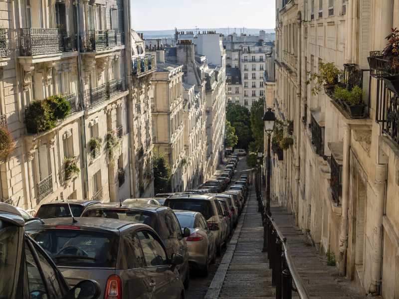 Rue en pente au stationnement contraint sur les pentes de Montmartre