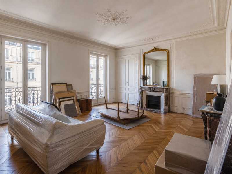 Salon d’un appartement parisien préparé avant le chargement du mobilier